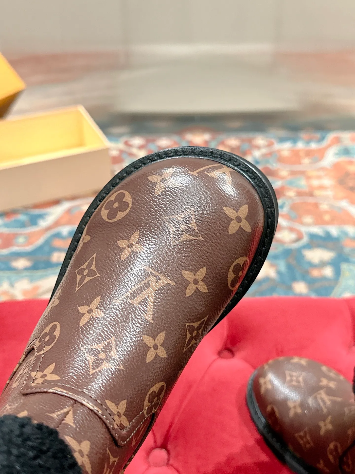👟👟Ex-factory price 780👟👟 Louis Vuiton·Louis Vuitton 2025ss new LV Aspen Line series wool thick-soled Chelsea short boots fur boots snow boots Martin boots Original purchase, development and production This LV snow boots adopt the original lasting method. The materials are all original ones. Pay attention to the difference between the lower version and the molded rubber sole. The upper is decorated with three-dimensional carvings, which is full of high-end. The upper foot is really beautiful. ▪️Fabric: Cow suede/presbyopia leather ▪️Inner lining: original wool lining ▪️Outsole: original molded outsole ▪️Size: 35-40 (40 customized, non-returnable)